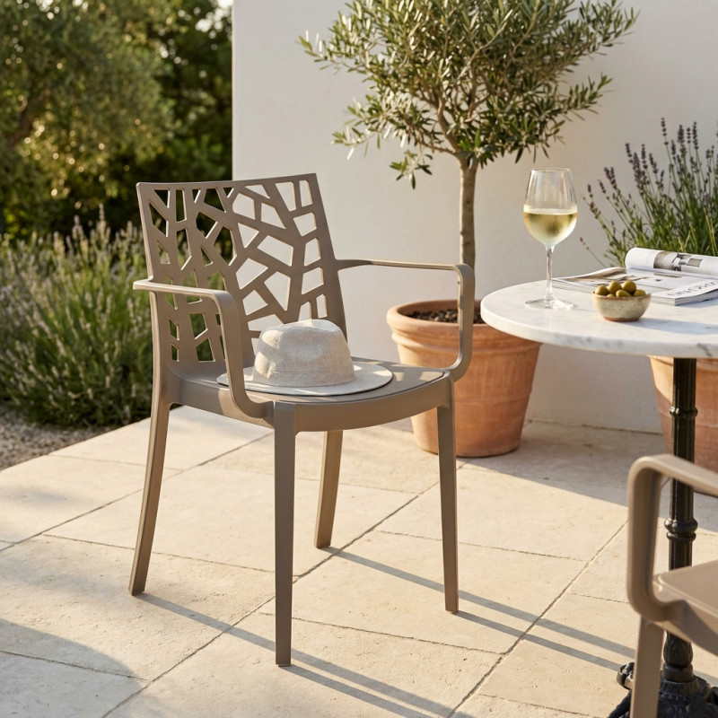 Sedie e poltrone da giardino: come scegliere il comfort giusto per un outdoor elegante