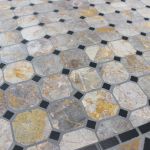 BRAIS - tavolo con piano rettangolare e mosaico beige e antracite