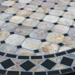 BRAIS - tavolo con piano rotondo e mosaico beige e antracite
