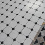 ANXO - tavolo con piano rettangolare e mosaico beige e antracite