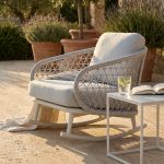 GLENDA - poltrona dondolo con struttura in allumino bianco e con corda grigio mélange