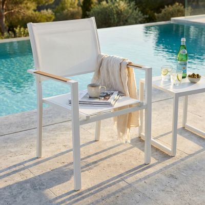 IMPACTO - poltrona impilabile in alluminio bianco o antracite con braccioli effetto legno