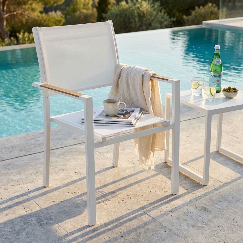 IMPACTO - poltrona impilabile in alluminio bianco o antracite con braccioli effetto legno